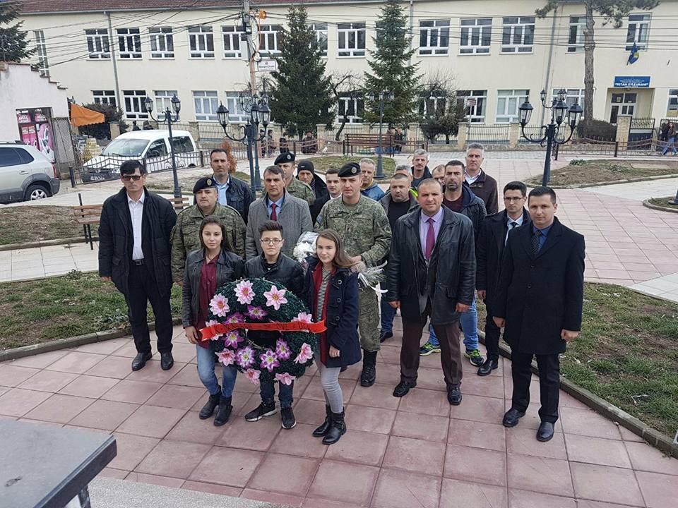 Në përkujtim të rënies heroike dhe sakrificës sublime të gjithë familjes Jashari dhe gjithë dëshmorëve të tjerë të rënë për liri
