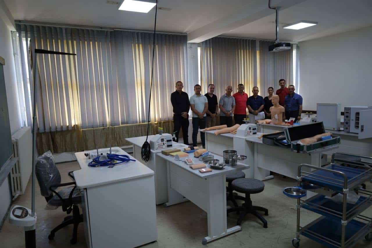 SHKOLLA E MESME E LARTË “RUZHDI BERISHA” NË DRAGASH BËHET ME KABINET TË INFERMIERISË