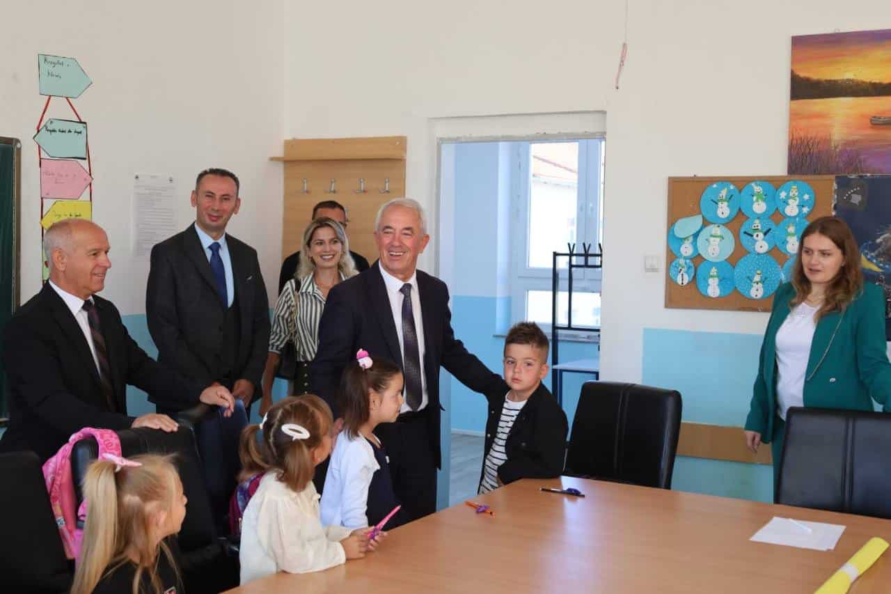 Kryetari Xheladini viziton shkollat për t’i uruar fillimin e vitit shkollor