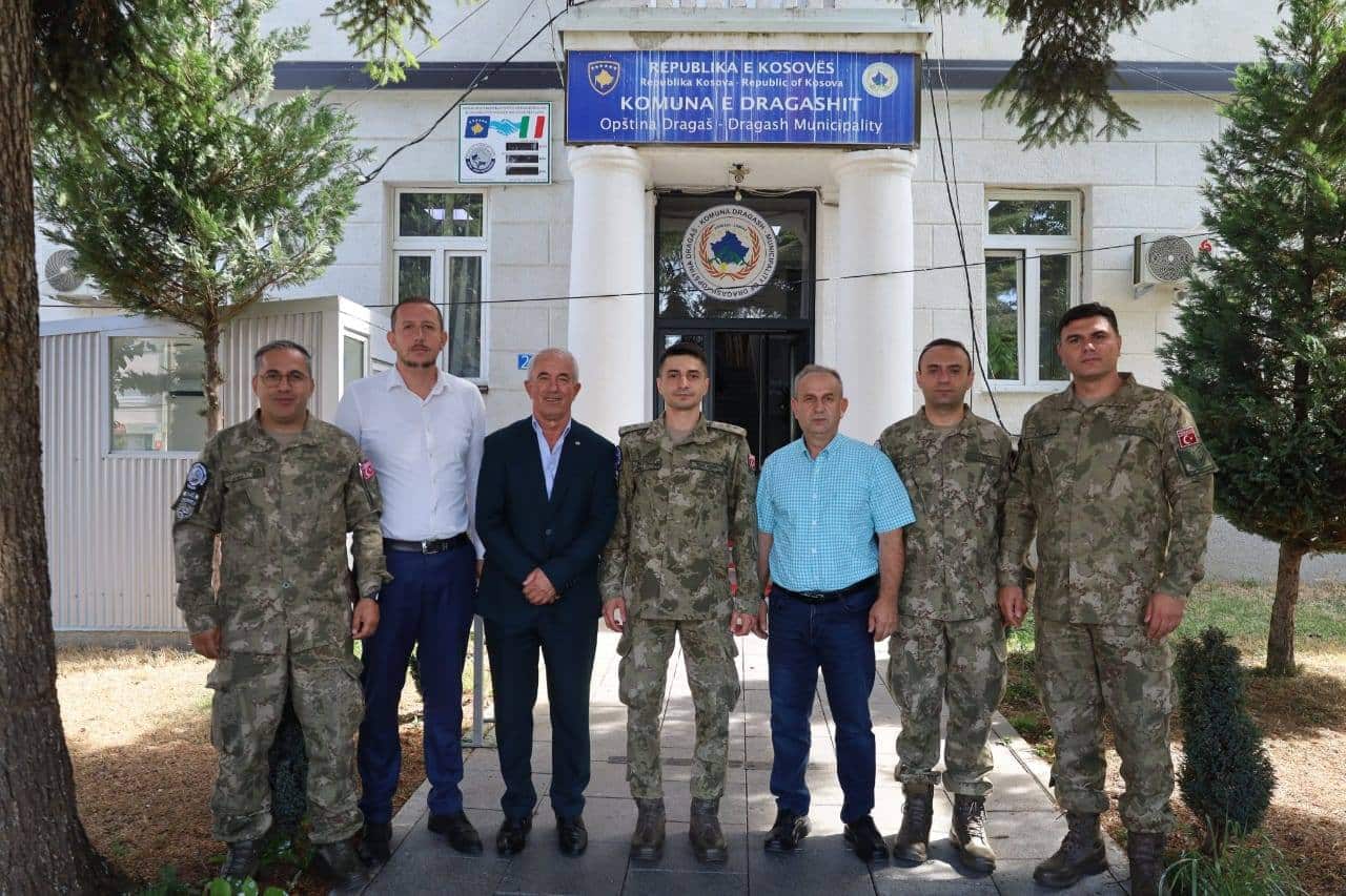 Takim mirëseardhjeje me komandantin e ri të LMT-së turk në Dragash