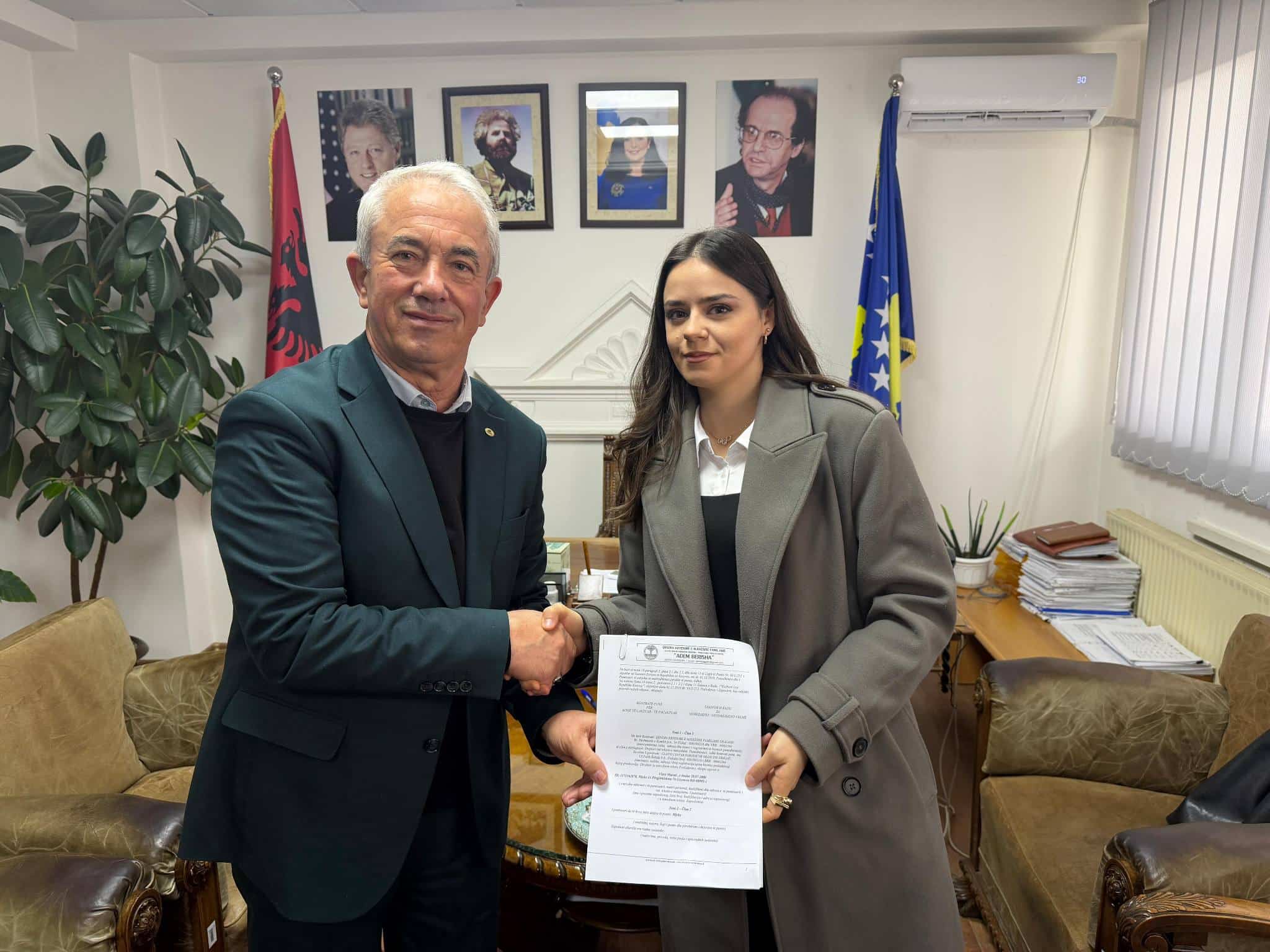 EDHE DY MJEKË TË RINJ I SHTOHEN EKIPIT SHËNDETËSOR NË DRAGASH